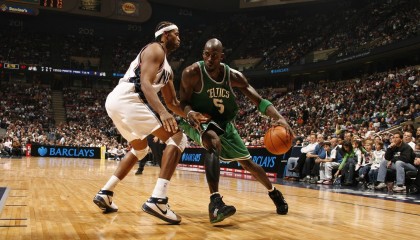 开云体育博彩-塞内加尔骑手阿卜杜·巴在非洲马术锦标赛上与“Dakar Star”马匹共同夺得障碍赛铜牌，展现默契配合。